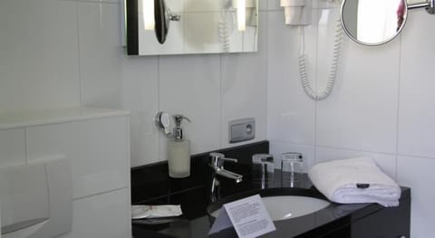 Free toiletries, hair dryer, bathrobes, towels