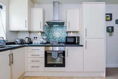 Open plan kitchen benefiting from a hob, oven, microwave, washer/dryer and all the kitchen facilities you need.