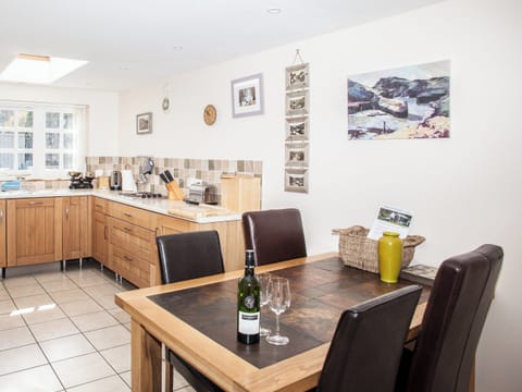 Kitchen/diner | The Old Store House, Boscastle