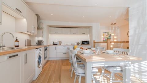 Open plan kitchen with dining area, Little Elms, Bolthole Retreats