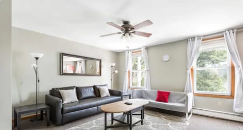 Welcome! Living room Mountain View‘s and comfy IKEAsofa sleeper for groups of 6 