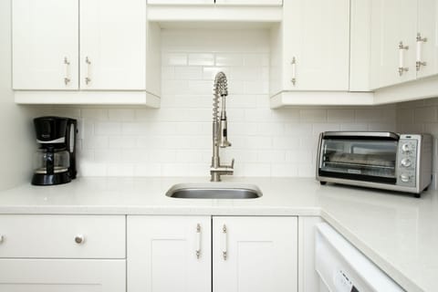 Deluxe Suite, 1 Queen Bed with Sofa bed, Kitchen (Master Suite) | Private kitchen