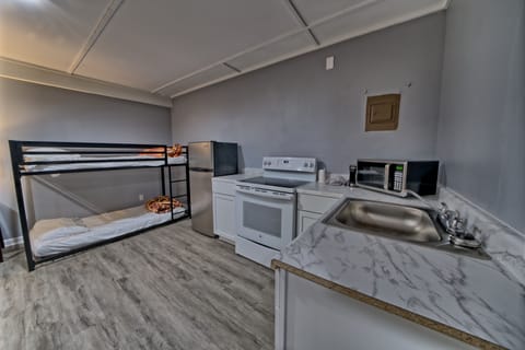 Family Studio, Accessible, Kitchenette | Private kitchenette | Fridge, microwave, coffee/tea maker