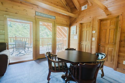 Cabin, 3 Bedrooms | Dining