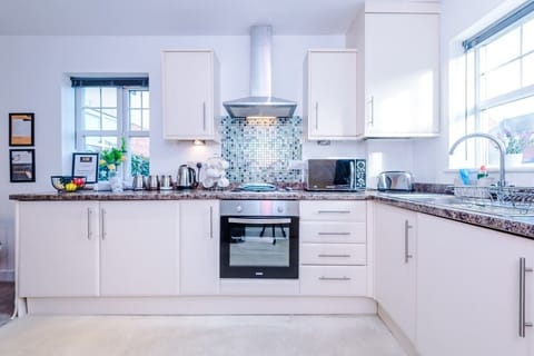 Open plan kitchen benefitting from a microwave, hob, oven, washer/dryer & all your kitchen necessities.