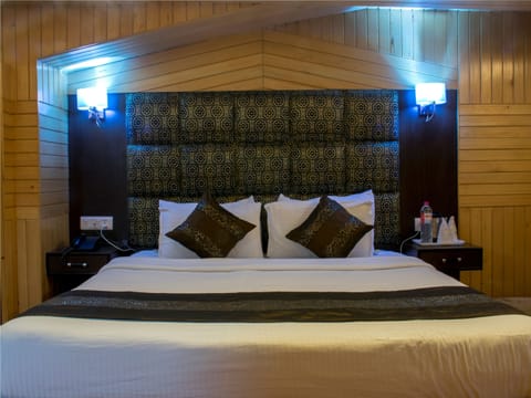Deluxe Double Room | Premium bedding, iron/ironing board (on request), WiFi (free)