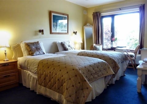 Twin Room, Ensuite | In-room safe, individually furnished, soundproofing, iron/ironing board