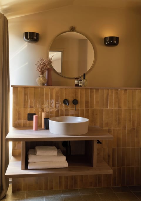 Junior Suite (2 pers) | Bathroom | Shower, rainfall showerhead, free toiletries, hair dryer