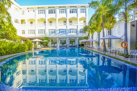 Outdoor pool, pool umbrellas, sun loungers