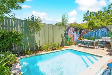 Pool & Outdoor Dining
