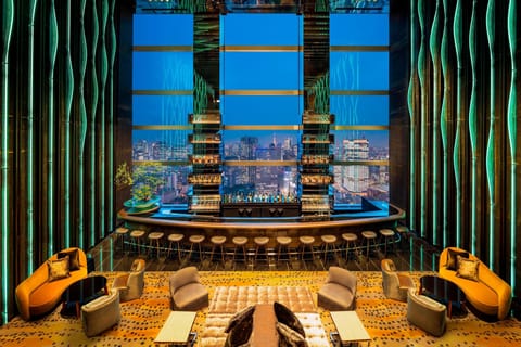 2 bars/lounges