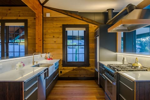 Fully equipped, Pro-Style Kitchen with stainless steel pots and pans (no teflon)