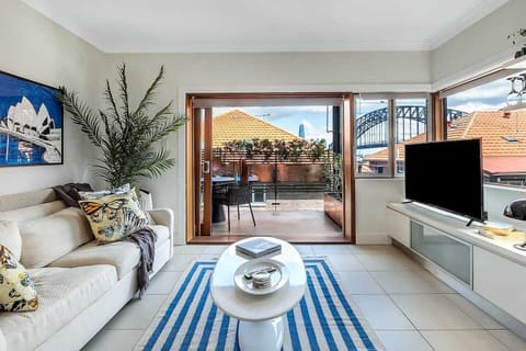 Heatherbrae II - I - Chic 2 Bed Apartment, Stunning Harbour Bridge Views. Artwork done by Mark Hangham, Sydney, gallery and curated by Margaux De Manning. Photography by Lovespace Photography, Sydney, Australia.