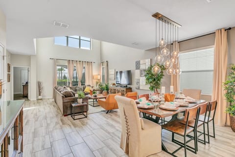 Common area (dinning area, living room and kitchen).