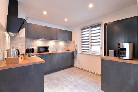 Family Cottage, Ensuite, Courtyard View (4 étoiles) | Shared kitchen | Highchair