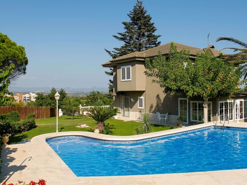 Water, Plant, Sky, Property, Building, Swimming Pool, Azure, Tree, Outdoor Furniture, Window