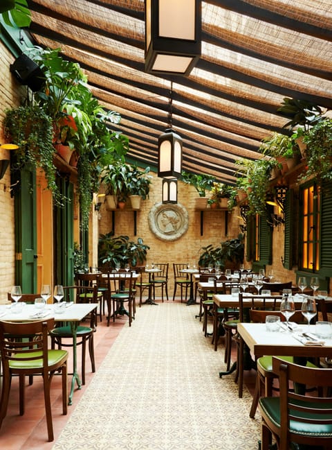 Breakfast, lunch and dinner served