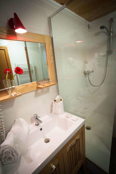 Twin Room | Bathroom | Towels