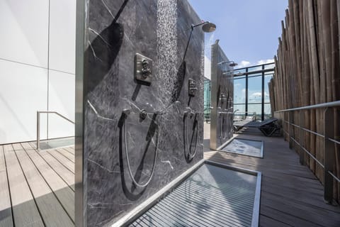 Sauna, hot tub, steam room, 1 treatment room, massages