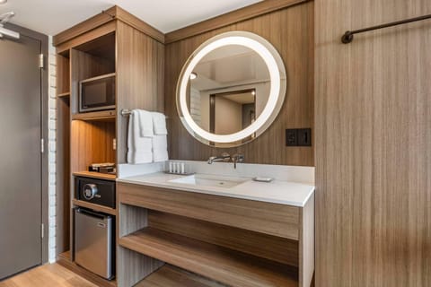 Room, 1 Queen Bed, Non Smoking | Egyptian cotton sheets, premium bedding, Tempur-Pedic beds, in-room safe