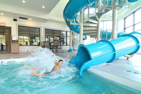 Indoor pool, sun loungers