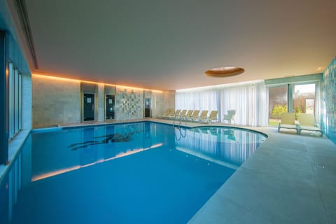 Indoor pool, sun loungers