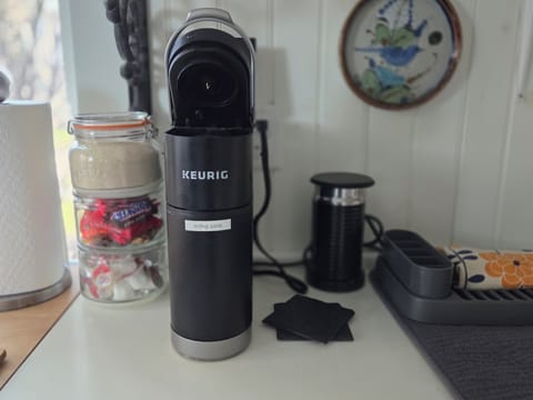 Keurig Coffee & pods, milk frother, French press and organic, ground coffee 4U. 