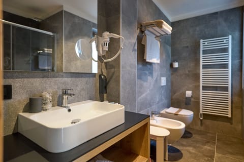Deluxe Triple Room | Bathroom | Shower, rainfall showerhead, eco-friendly toiletries, hair dryer