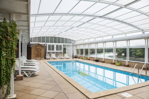 Indoor pool, sun loungers