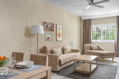 A welcoming living space with a cozy layout, ideal for relaxation after a day of exploration.