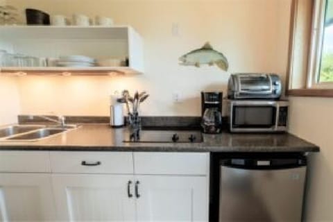Suite, Harbor View | Private kitchenette | Mini-fridge, microwave, coffee/tea maker, electric kettle