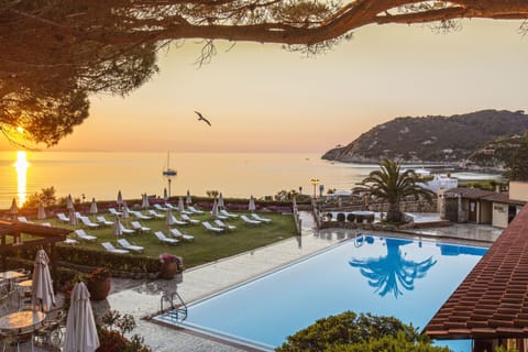 Outdoor pool, sun loungers