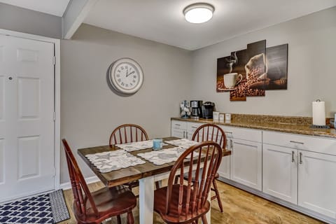 Dining Area with Seating for 4