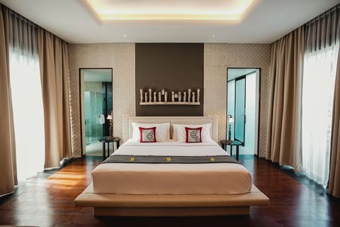 1 bedroom, premium bedding, free minibar, in-room safe