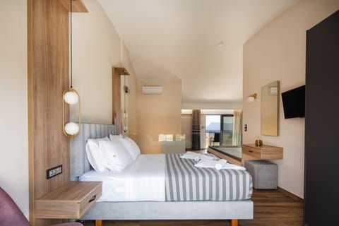 Two Bedroom Suite Split Level, Sea View | Premium bedding, in-room safe, individually decorated