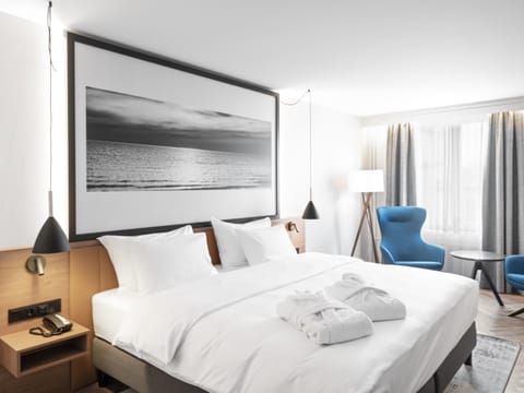 Privilege, Room, 1 Queen Bed | 1 bedroom, in-room safe, desk, laptop workspace