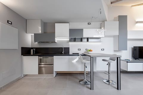 Suite Design Apartment | Living area | 80-cm TV with satellite channels, heated floors