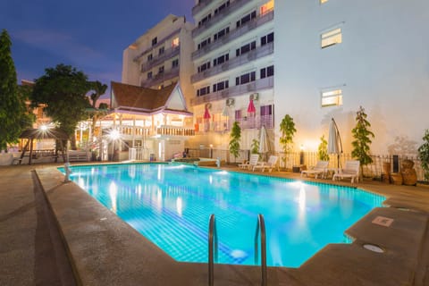 2 outdoor pools, sun loungers