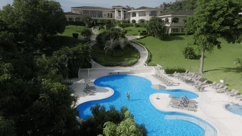 2 outdoor pools