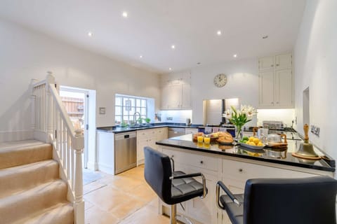 Milton House Kitchen - StayCotswold