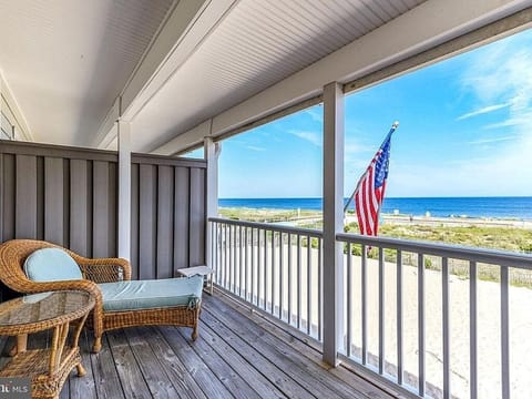 Master bedroom balcony - Ocean front