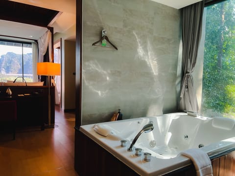 Premium Suite 2 Bedroom | Bathroom | Separate tub and shower, free toiletries, hair dryer, bathrobes