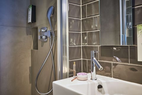 Shower, rainfall showerhead, free toiletries, hair dryer