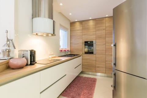 Deluxe Villa | Private kitchen | Full-size fridge, oven, stovetop, dishwasher