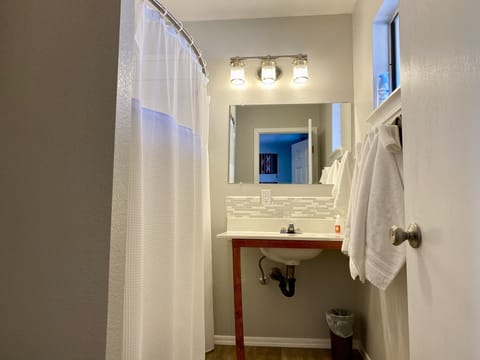 Full Bath with Tub/Shower Combo