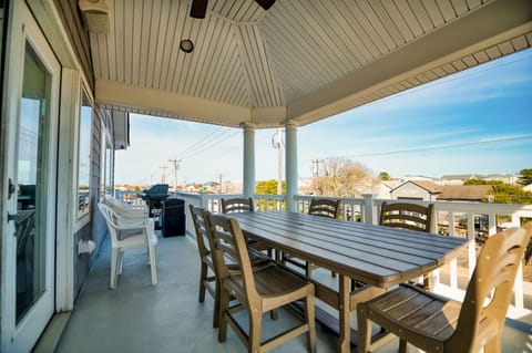 3rd Floor Deck/Dining Table/Grill