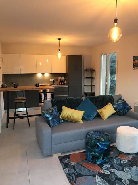 Modern & tastefully decorated living/dining area