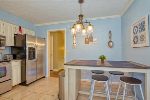 Enjoy breakfast or lunch in the kitchen.