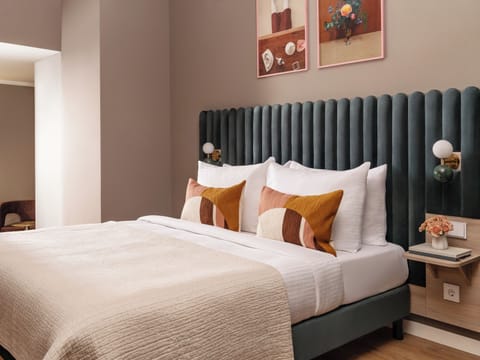 Large Studio with Kitchenette | Premium bedding, in-room safe, laptop workspace, iron/ironing board
