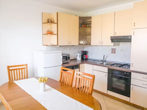 Apartment (A1) | Private kitchen | Fridge, microwave, oven, stovetop